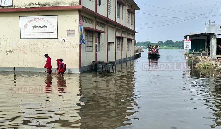চাঁপাইনবাবগঞ্জে পদ্মার পানি সতর্কসীমায়, নিম্নাঞ্চলের মানুষ পানিবন্দী