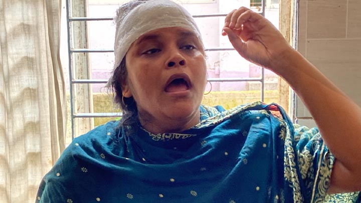জেলা হাসপাতালে ডেঙ্গু পরীক্ষার খোঁজ নিতে গিয়ে ‘দালালদের মারধরে’ মাথা ফাটল নারীর