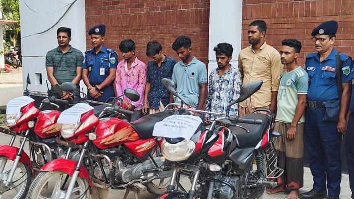 চাঁপাইনবাবগঞ্জে ৩টি চোরাই মোটরসাইকেলসহ আন্তঃজেলা চোর চক্রের ৬ জন গ্রেপ্তার