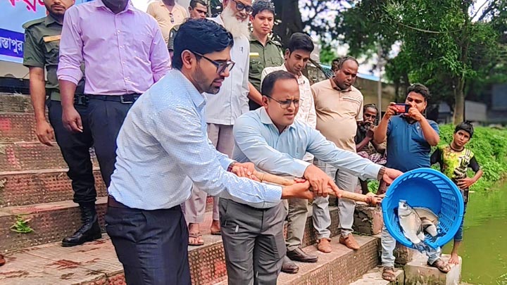 গোমস্তাপুরে মৎস্য বিভাগের পোনামাছ অবমুক্ত