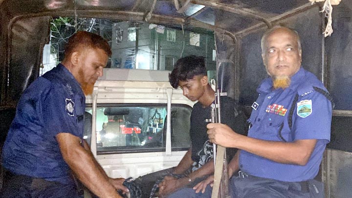 চাঁপাইনবাবগঞ্জ শহরে কলেজছাত্রকে মারধর করে ‘মোবাইল-টাকা ছিনতাইয়ের চেষ্টা’
