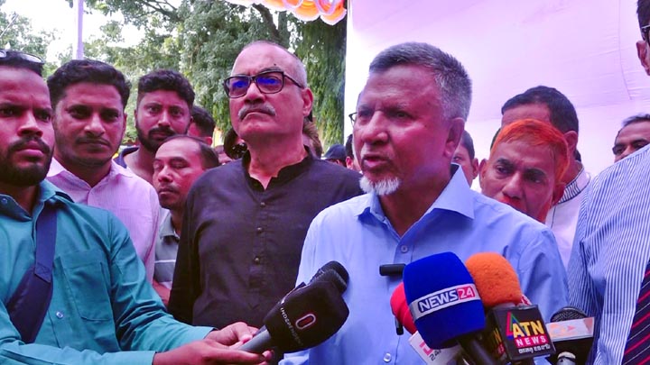 সৎ ও মেধাবী কর্মকর্তাদের পদায়ন করে ভঙ্গুর প্রশাসন সচল করছে সরকার