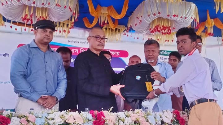 চাঁপাইনবাবগঞ্জ জেলা পরিষদের উদ্যোগে কৃতি শিক্ষার্থীদের সংবর্ধনা