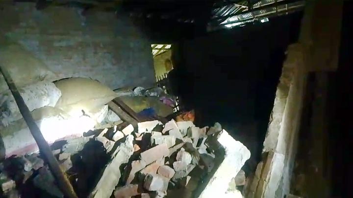 চাঁপাইনবাবগঞ্জের একটি বাড়িতে বিকট শব্দে বিস্ফোরণ, কেঁপে উঠল পুরো এলাকা