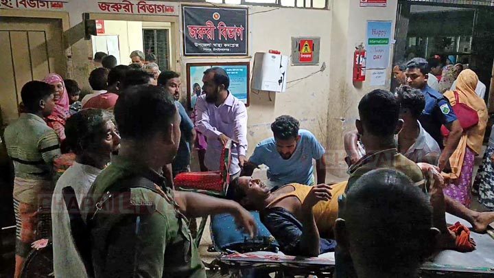 চাঁপাইনবাবগঞ্জে ভটভটি উল্টে বাবা-ছেলেসহ নিহত ৩, আহত ৫