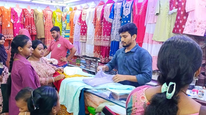 চাঁপাইনবাবগঞ্জে জমে উঠেছে পূজার কেনাকাটা
