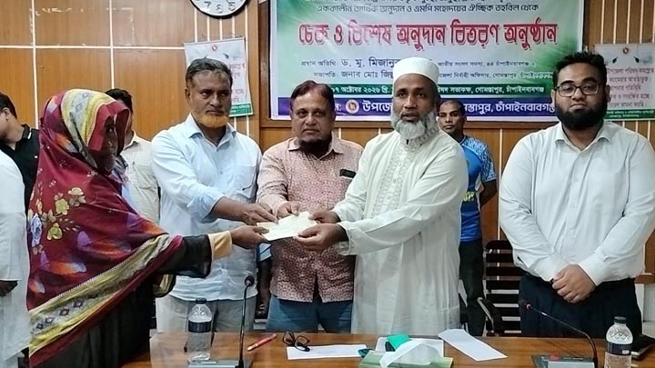 গোমস্তাপুরে দুস্থ-অসুস্থদের অনুদানের চেক ও আর্থিক সহায়তা প্রদান
