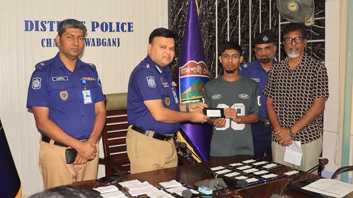 চাঁপাইনবাবগঞ্জে হারানো ৩০ মোবাইল উদ্ধার করে মালিকদের হস্তান্তর