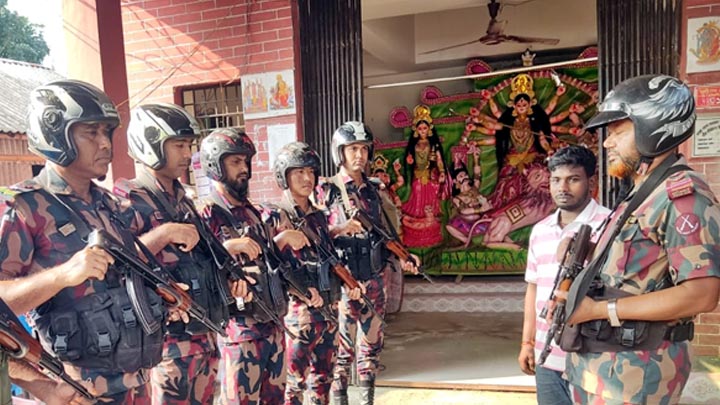 চাঁপাইনবাবগঞ্জে দুর্গাপূজার নিরাপত্তায় ১৫ প্লাটুন বিজিবি মোতায়েন