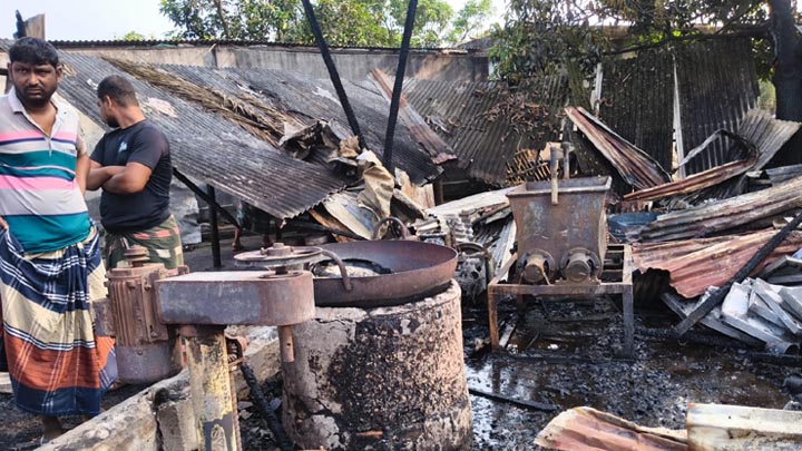 গোমস্তাপুরে বেকারীতে ভয়াবহ আগুন, ভস্মিভূত সরঞ্জাম-কাঁচামাল
