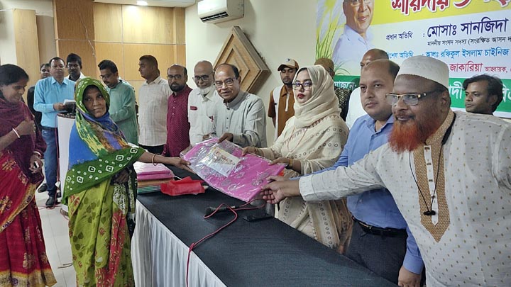চাঁপাইনবাবগঞ্জের ৩০০ নারী দুর্গাপূজায় পেলেন প্রধানমন্ত্রীর উপহার