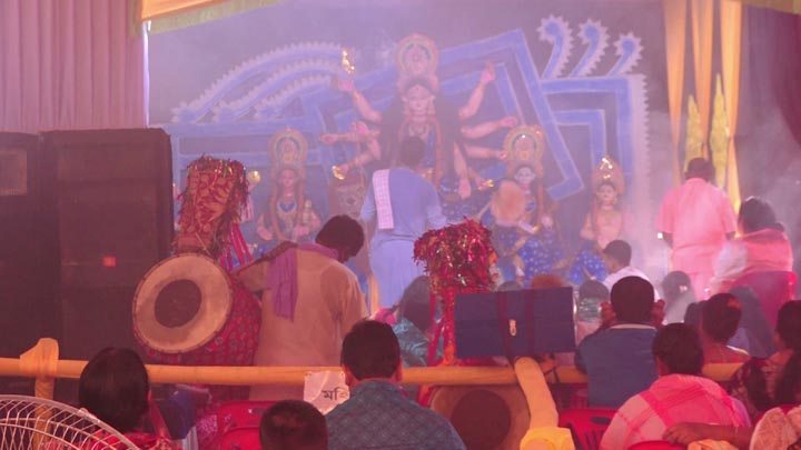 চাঁপাইনবাবগঞ্জে মহা অষ্টমীতে মণ্ডপে মণ্ডপে সন্ধিপূজা