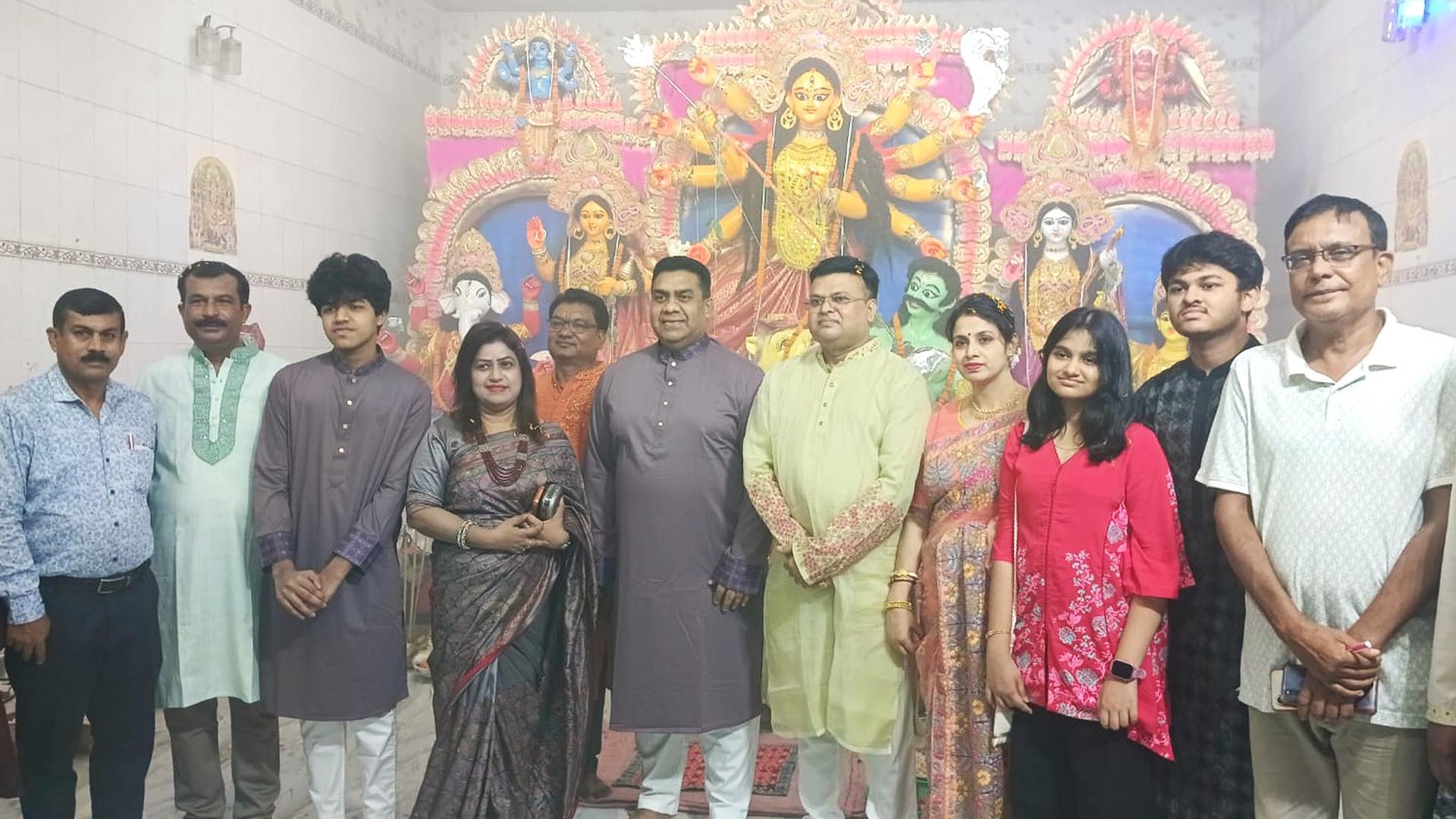 চাঁপাইনবাবগঞ্জে পূজা মণ্ডপ পরিদর্শন করলেন ডিআইজি