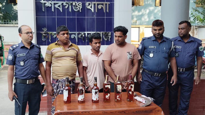 পুলিশের অভিযানে হাসুয়া নিয়ে তেড়ে এলো মাদক ব্যবসায়ীরা, গ্রেপ্তার ৩