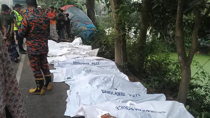 নাটোরে বাস-ট্রাক সংঘর্ষে অন্তত ১৩ জন নিহত