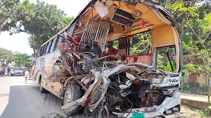 নাটোরে সড়ক দুর্ঘটনায় গুরুতর আহত চাঁপাইনবাবগঞ্জের ৪ জন