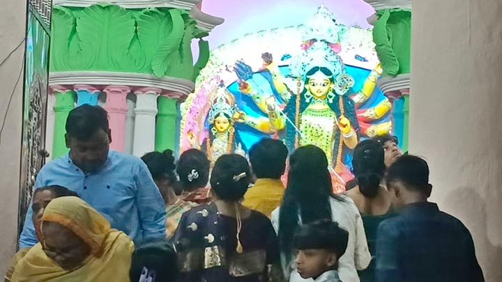 শুভ বিজয়া দশমী আজ, মণ্ডপে বিদায়ের সুর